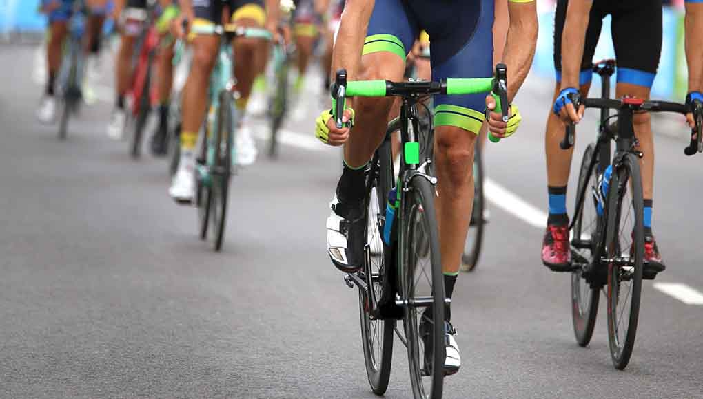 Sinnbild für Management Consulting: Gruppe von Radfahrern während des letzten Sprint.